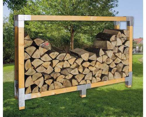 Étagère à bois en bois avec raccords métalliques remplie de bois dans le jardin