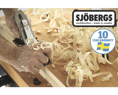 Mann hobelt Holz auf einer Hobelbank von Sjöbergs, umgeben von Holzspänen. Sjöbergs Logo. 10 Jahre Garantie Siegel.