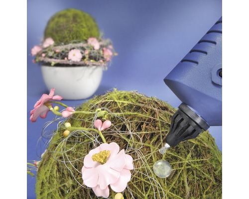 Décoration faite de boules de mousse et de fleurs décorée avec un pistolet à colle chaude