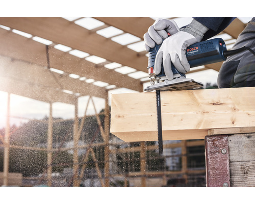Handwerker sägt Holz mit einer Stichsäge von Bosch.