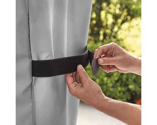 Fixation d''un auvent gris avec une bande velcro