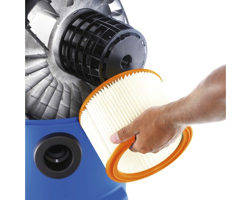 Ein Mann wechselt den Filter eines Nass-Trockensaugers.