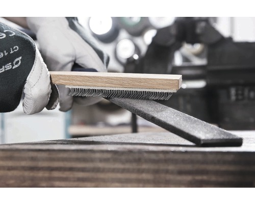 Brosse métallique avec manche en bois nettoie une lime à métaux