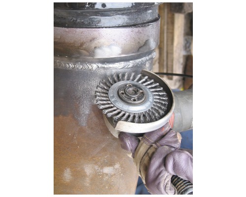 Brosse métallique utilisée sur un raccord de tuyau métallique