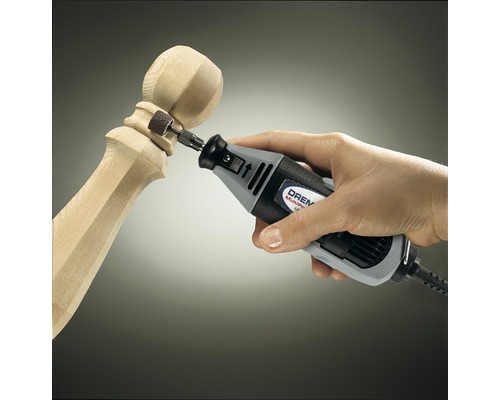 Outil multifonction Dremel travaillant une pièce de bois