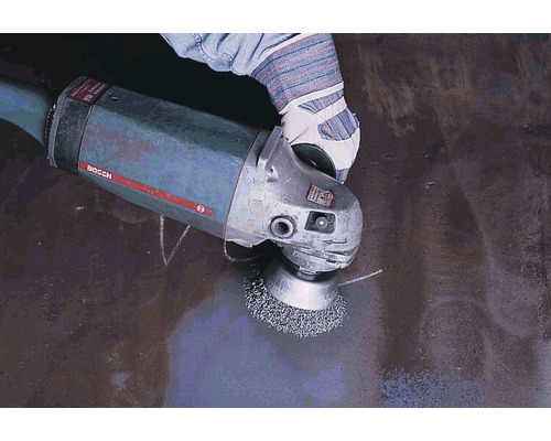 Eine Person verwendet eine Bosch-Winkelbürste zum Reinigen einer Metalloberfläche.