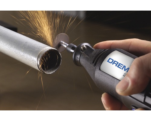 Outil multifonction Dremel coupant un tube métallique avec des étincelles