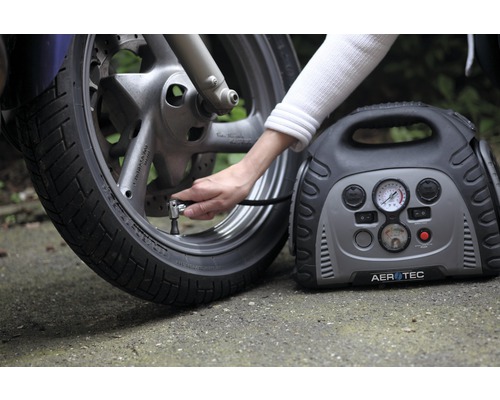 Motorradreifen wird mit einem Aerotec Kompressor aufgepumpt
