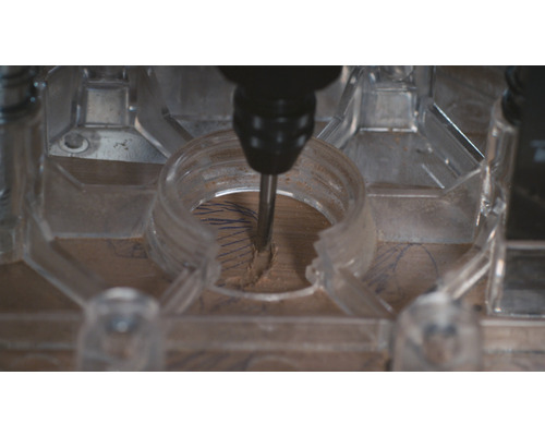 Gros plan d''une fraiseuse CNC travaillant le bois