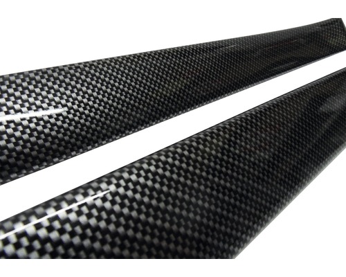 Zwei Kohlefaserleisten mit Schachbrettmuster