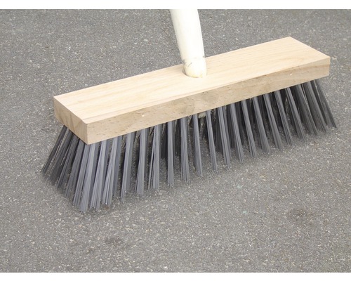 Kehrbesen mit Holzkörper und Borsten