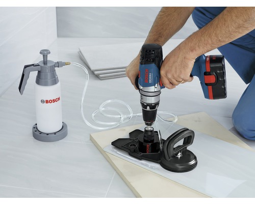 Fliese bohren mit einer Bohrmaschine, einem Wasserbehälter und einer Saugvorrichtung