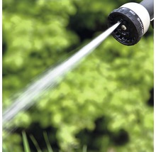 Pistolet d''arrosage de tuyau d''arrosage en utilisation avec jet d''eau