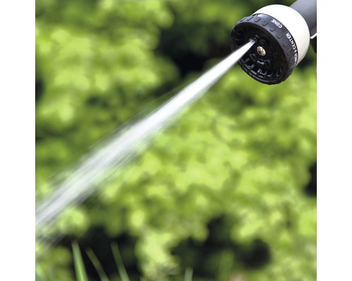 Pistolet d''arrosage de tuyau d''arrosage en utilisation avec jet d''eau