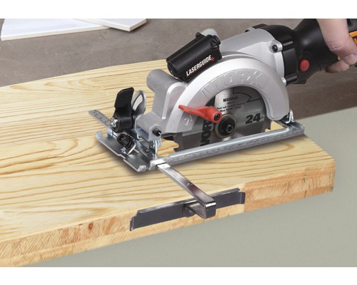 Scie circulaire portative WORX coupant une planche de bois