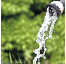 Tuyau d''arrosage avec jet d''eau en cours d''utilisation