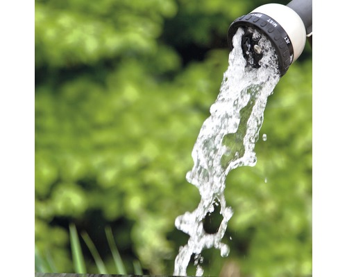 Tuyau d''arrosage avec jet d''eau en cours d''utilisation