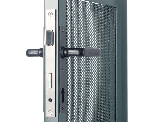 Detailaufnahme einer Tür mit Türbeschlag und Lochblech