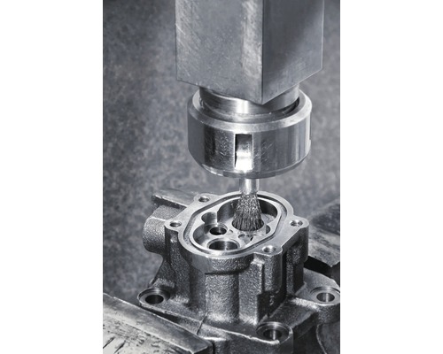 Metallteil wird mit einer Drahtbürste bearbeitet