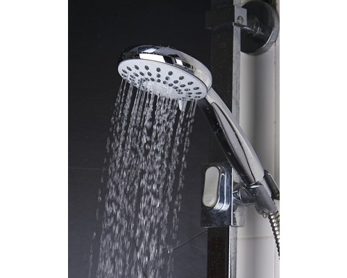 Douchette à main avec de l''eau qui coule