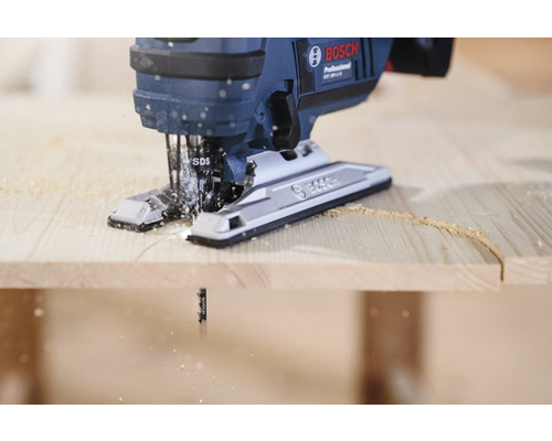 Scie sauteuse Bosch coupant du bois