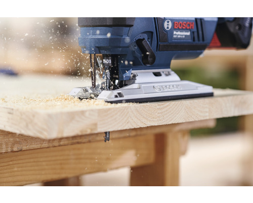 Scie sauteuse Bosch coupant un morceau de bois