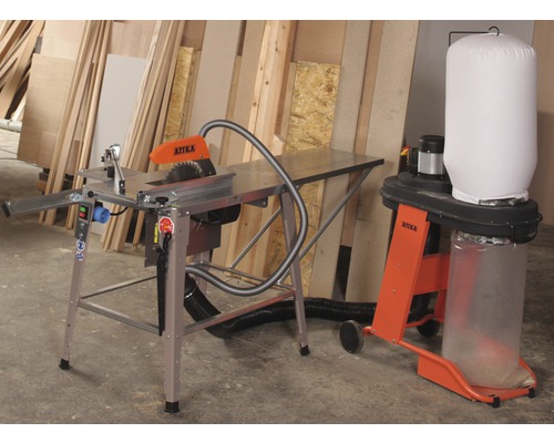 Tischkreissäge mit Absauganlage vor Holzstapel