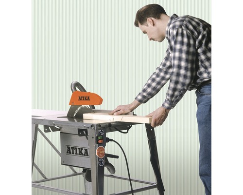 Mann arbeitet mit einer Atika Tischkreissäge zum Schneiden von Holz.