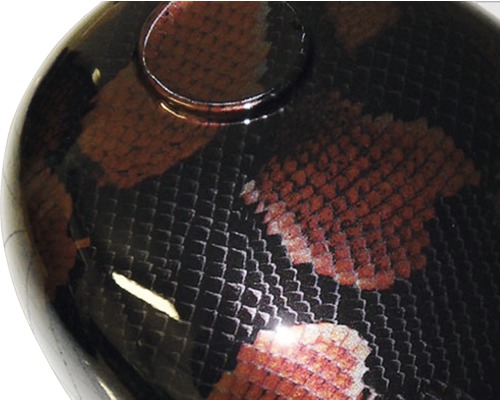 Motorradtank mit Schlangenmuster