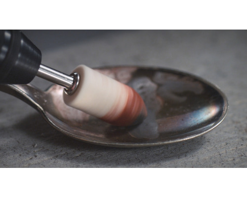 Polierwerkzeug beim Polieren eines silbernen Löffels