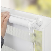 Detailaufnahme einer weißen Rollmarkise mit Kettenzug in einem Fensterrahmen.