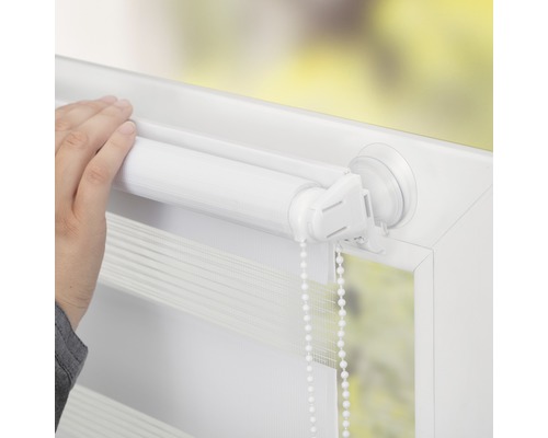 Detailaufnahme einer weißen Rollmarkise mit Kettenzug in einem Fensterrahmen.