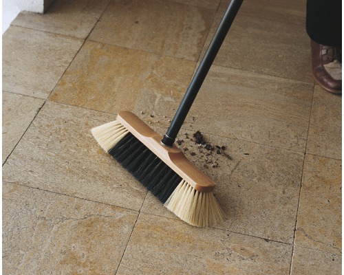 Bürste mit Holzstiel zum Reinigen eines gefliesten Bodens