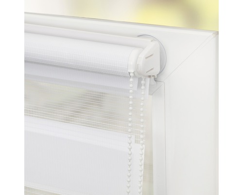Nahaufnahme eines weißen Doppelrollos am Fenster