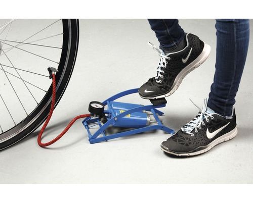 Fahrradreifen wird mit einer Fußluftpumpe aufgepumpt