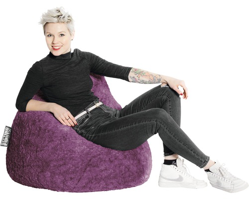 Femme assise sur un pouf violet