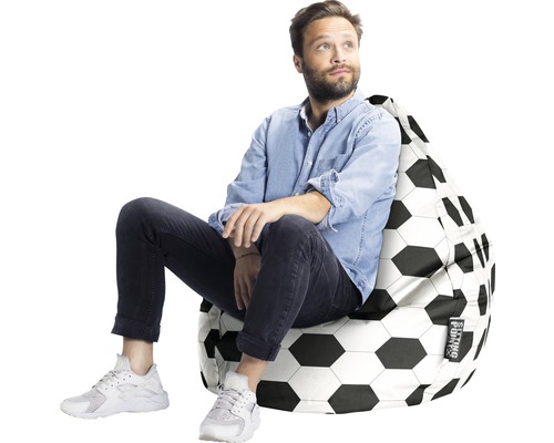 Un homme est assis sur un pouf en forme de ballon de foot