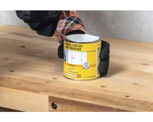 Boîte de laque acrylique pour fenêtres et portes sur un établi