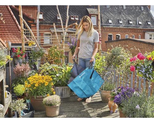 Femme portant un sac de jardin Gardena sur un balcon verdoyant