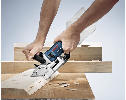 Anwender benutzt eine Nutfräse von Bosch, um Holz zu bearbeiten