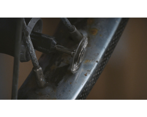 Gros plan d''un disque à tronçonner sur une perceuse