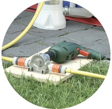 Bohrmaschinenpumpe mit Bohrmaschine und Wasserschlauch auf Holzbrett