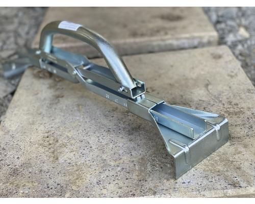 Pflastersteinzange aus Metall zum Heben von Pflastersteinen