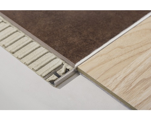 Profilé de carrelage entre deux carreaux avec colle à carrelage