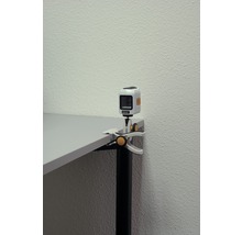 Kreuzlinienlaser mit Klemme an einem Tisch befestigt