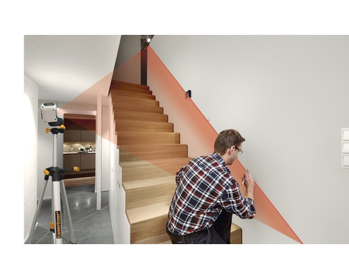 Mann verwendet einen Laserliner Kreuzlinienlaser an einer Treppe
