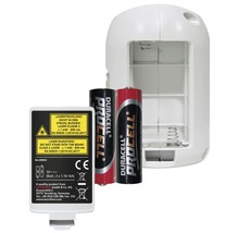 Batteriefach einer Laser-Wasserwaage, zwei Batterien, Warnhinweis