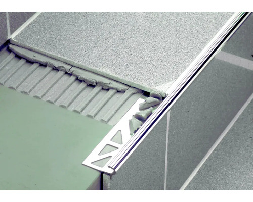 Fliesenverlegung mit Fliesenschiene für einen sauberen Abschluss