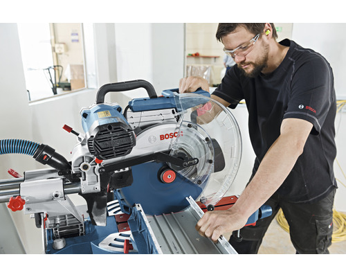 Un homme utilise une scie à onglet radiale Bosch