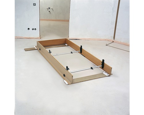 Cadre de sol pour une douche de plain-pied dans la salle de bain